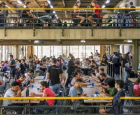 Movimentação durante refeições no Restaurante Universitário (RU). 28/11/2025. Foto: Beto Monteiro/Ascom UnB